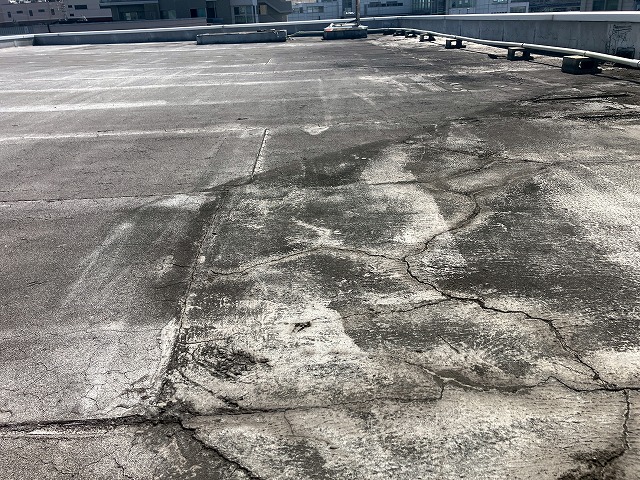 陸屋根もひび割れてました